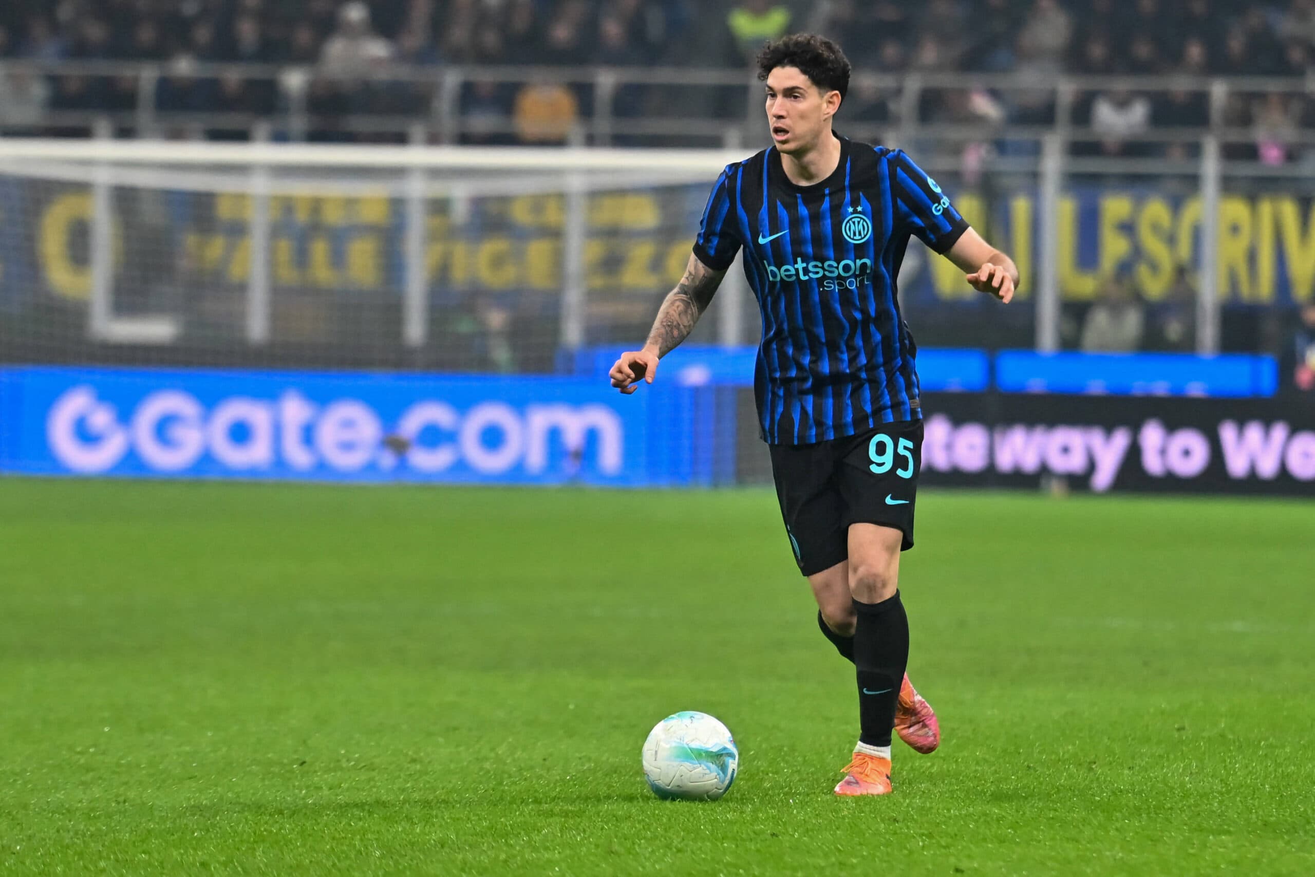 Chelsea & Liverpool Race for Serie A Defender