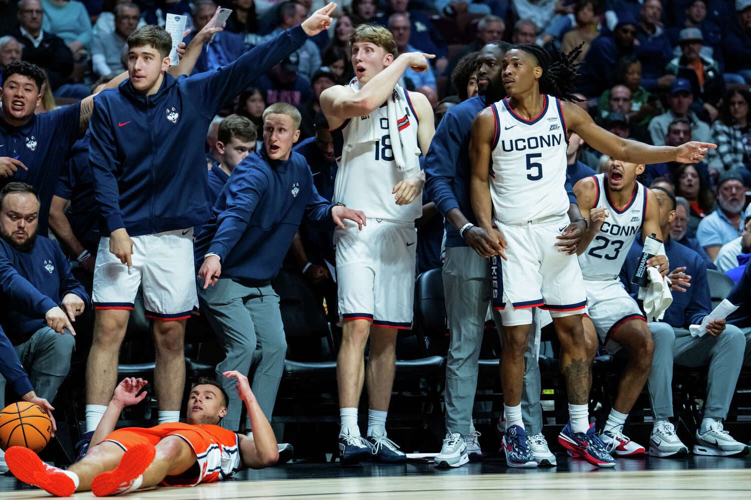 Dan Hurley Overheats in Q-Zip at Syracuse Exhibition