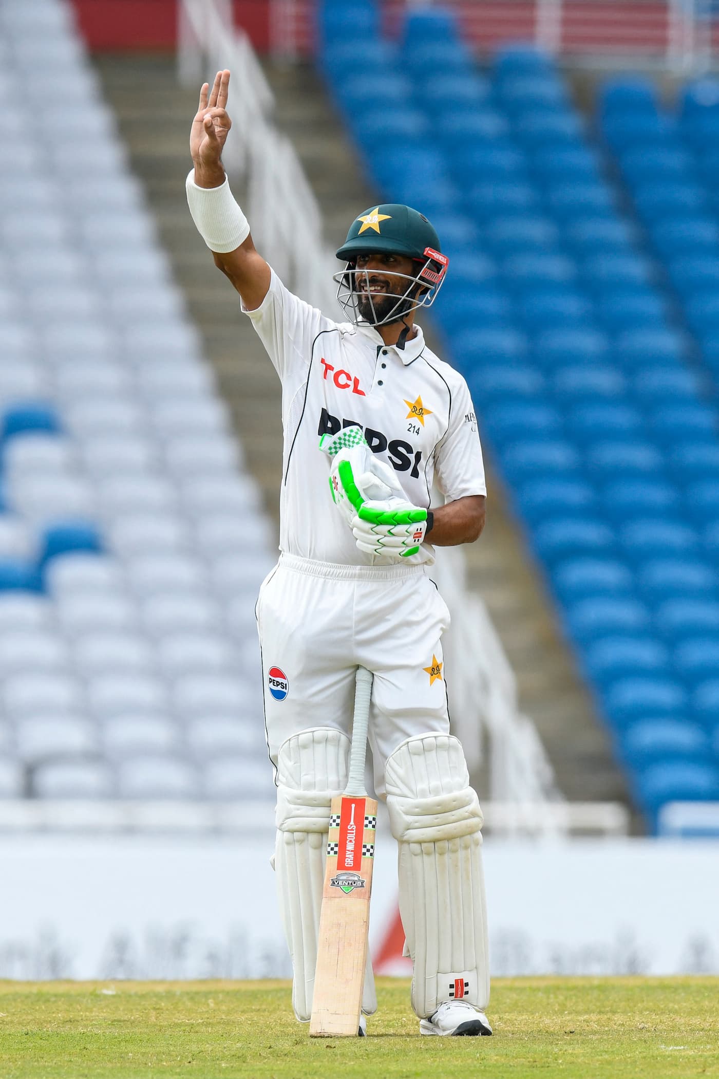 Finger injury puts Shan Masood in doubt for Pakistan's 2nd