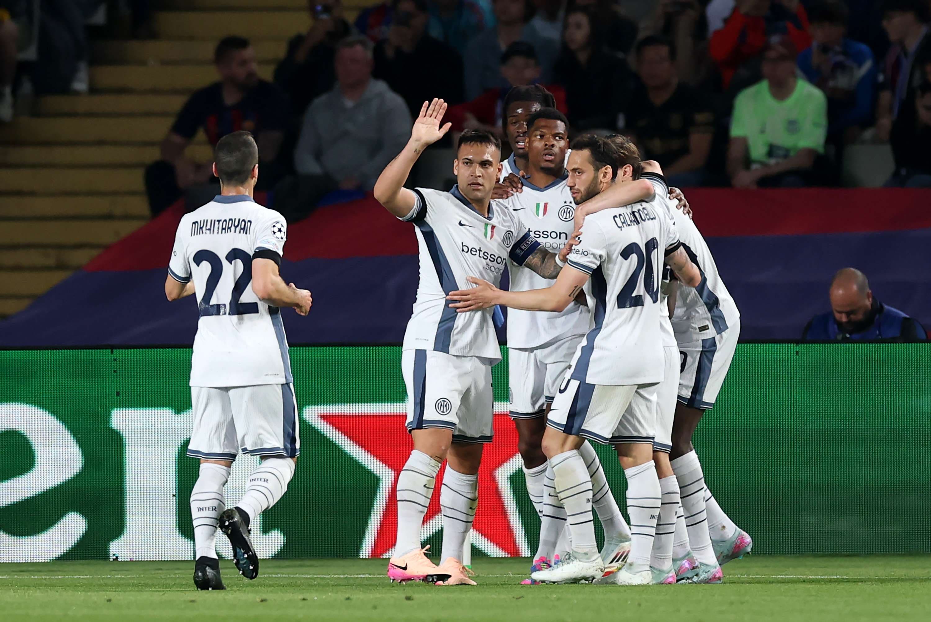 Inter Milan Star Breaks Silence on Barcelona Rumors