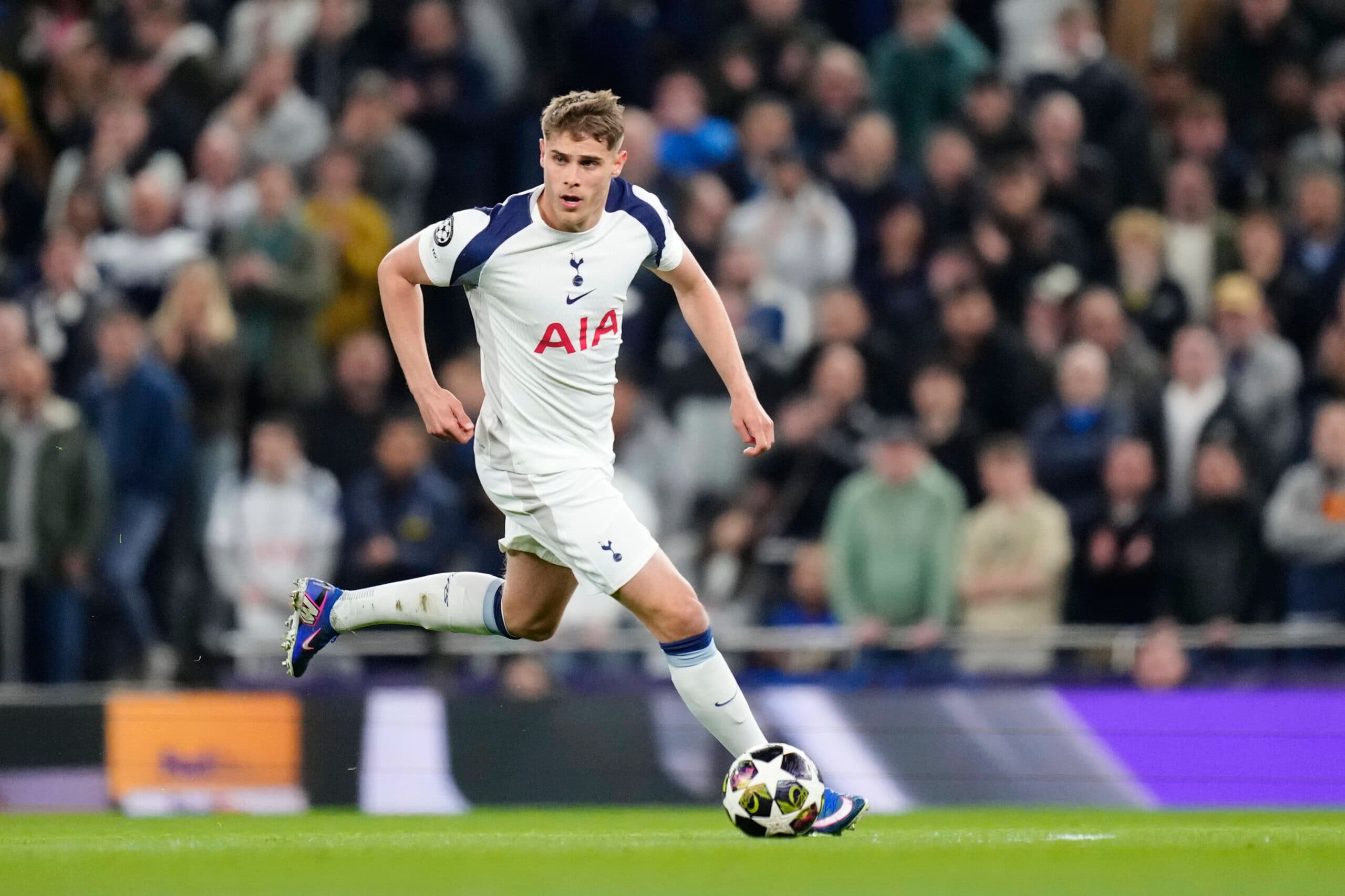 Liverpool & Man Utd Race for Premier League Defender