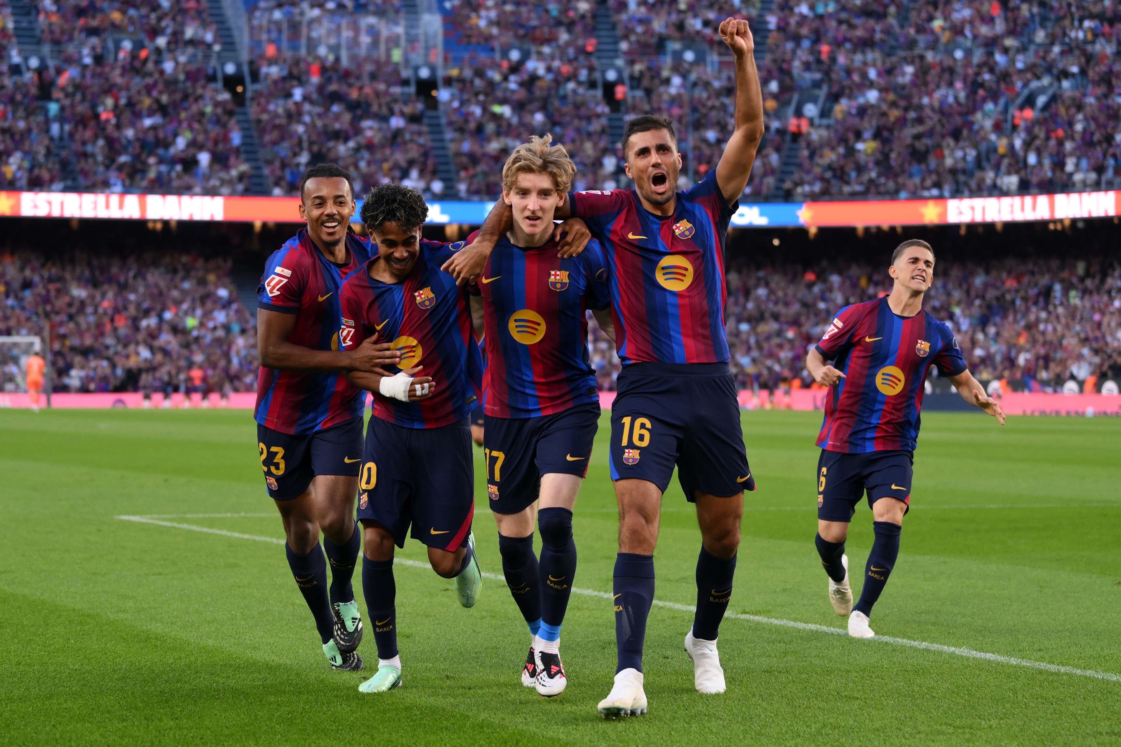 Man City & Chelsea Stars Back Gordon After First Barça